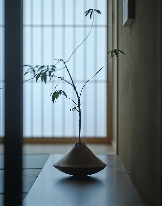 画像：空間に彩りを添える花器。